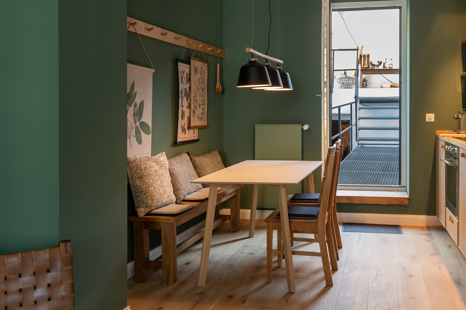 Küche: Essbereich vor Wandkarten und Tür zur Terrassen-Lounge